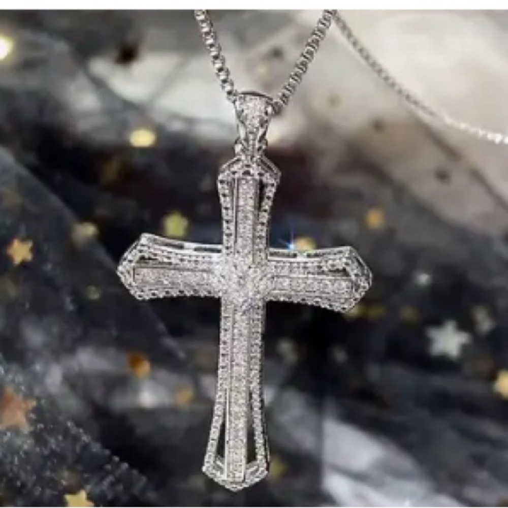 Elegant Silver Cross Pendant Necklace (NIP)